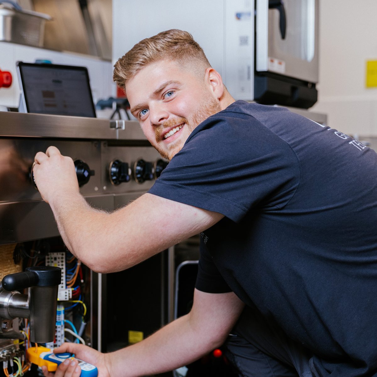 Servicetechniker bei der Arbeit am Herd